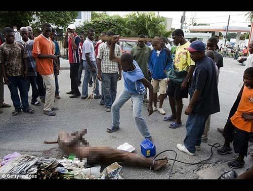 海地抢劫者被扒光衣服活活打死
