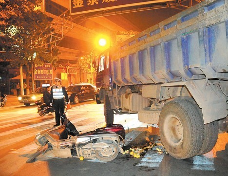 郑州淮河路大学路口 电动车被垃圾车撞倒男孩