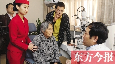 胡利朋带奶奶来到郑州市第二人民医院,为奶奶