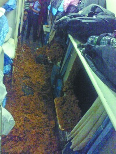 泥石流冲进K642(广州至襄阳)车厢 2乘客被埋(